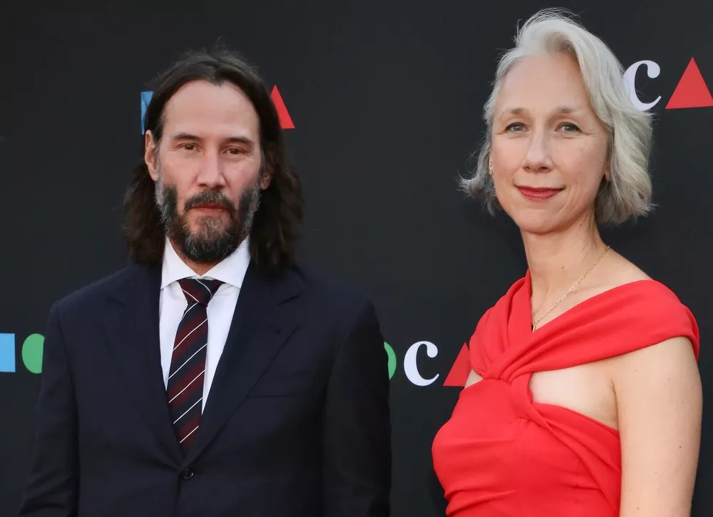 Жена Киану Ривза — кто она и как выглядит, что делает ?