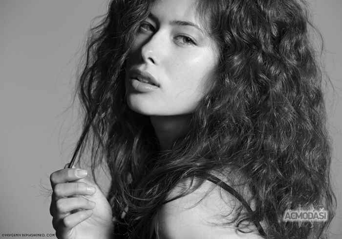 Жена Артура Логаема — кто она и как выглядит, что делает ?