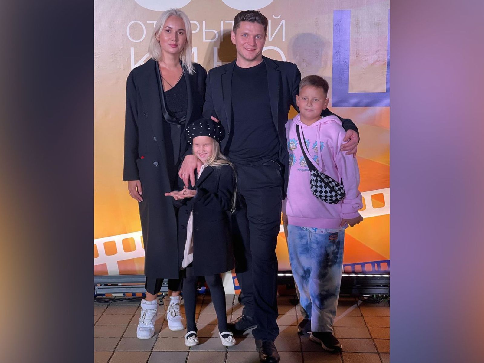 sergey-zharkov-with-his-wife-and-children_95