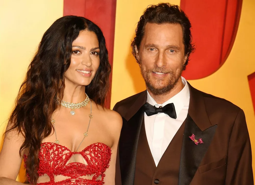 supruga-mettyyu-makkonahi-trogatelyno-pozdravila-muzha-s-55letiem_58160_cover_1000x725