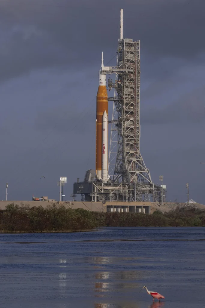 Ракета-носій SLS з космічним кораблем Orion на вершині мобільної пускової установки в Космічному центрі Кеннеді NASA у Флориді, 29 березня 2026 року (Фото: NASA/Jim Ross)