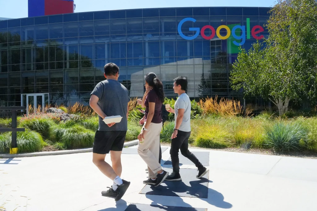 Google має внутрішній інструмент кодування Agent Smith. Він настільки популярний, що доступ до нього обмежили