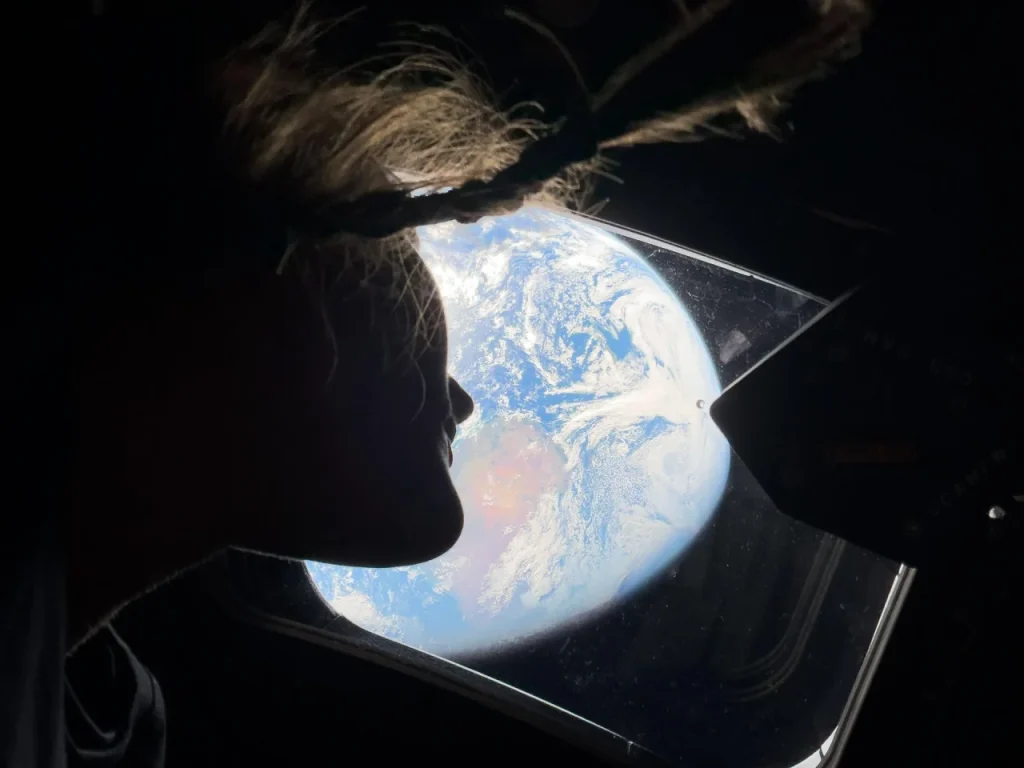 Крістіна Кох дивиться на Землю з вікна космічного корабля Оріон (Фото: NASA/Artemis 2)