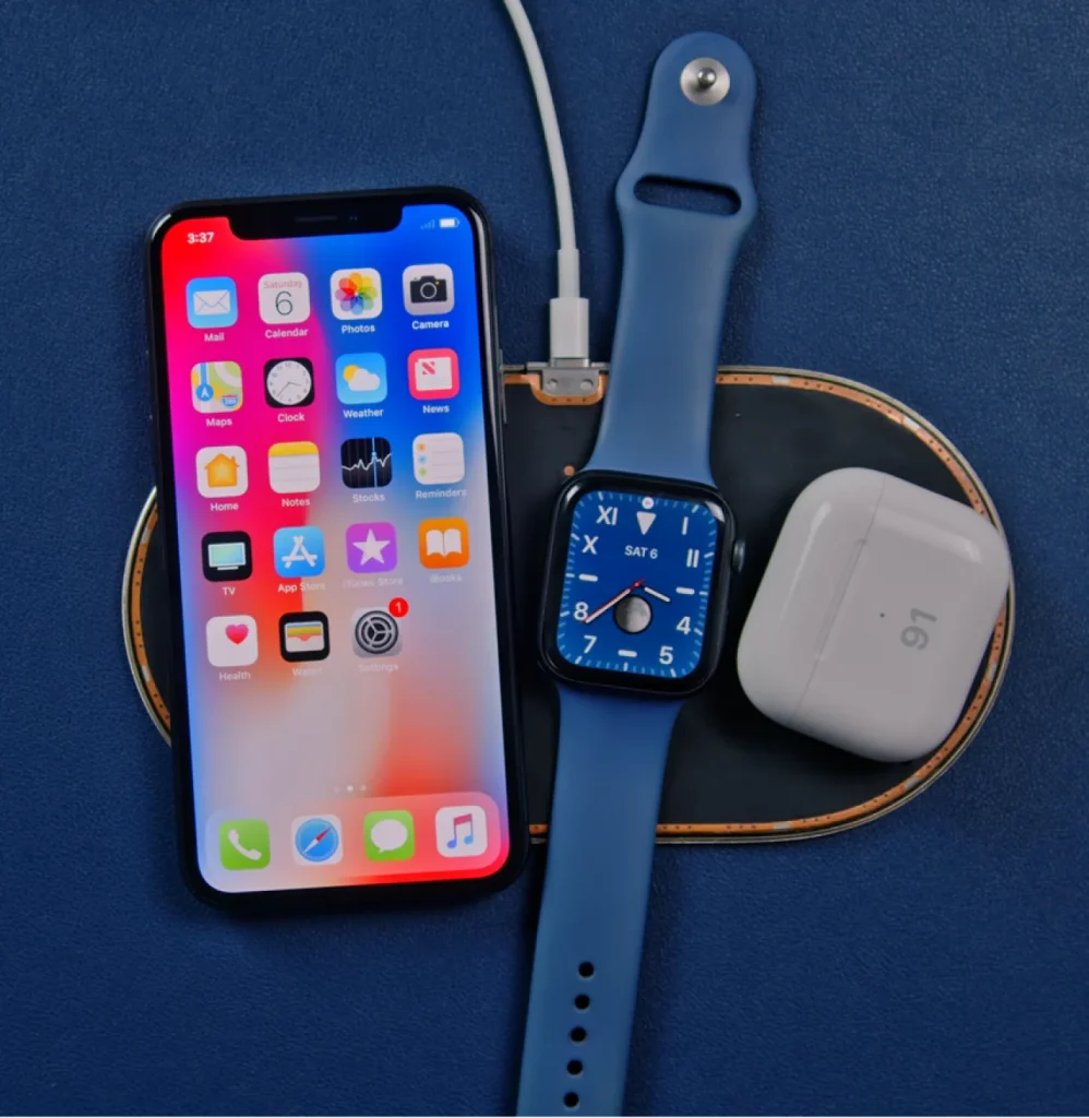 Прототип AirPower, на ньому — iPhone X, Apple Watch і кейс для AirPods (Фото: 91Tech)