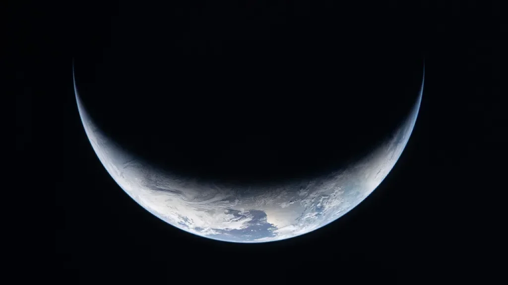 Підсвічена Сонцем сторона Землі (Фото: NASA)