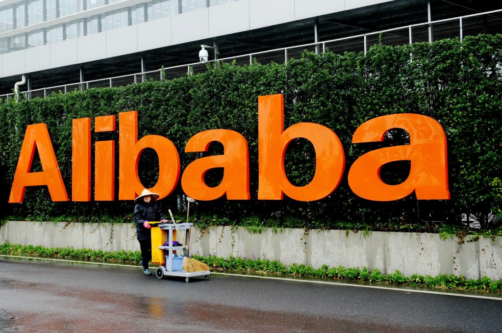 Anthropic звинуватила Alibaba у використанні 25 тисяч фейкових акаунтів для копіювання можливостей Claude