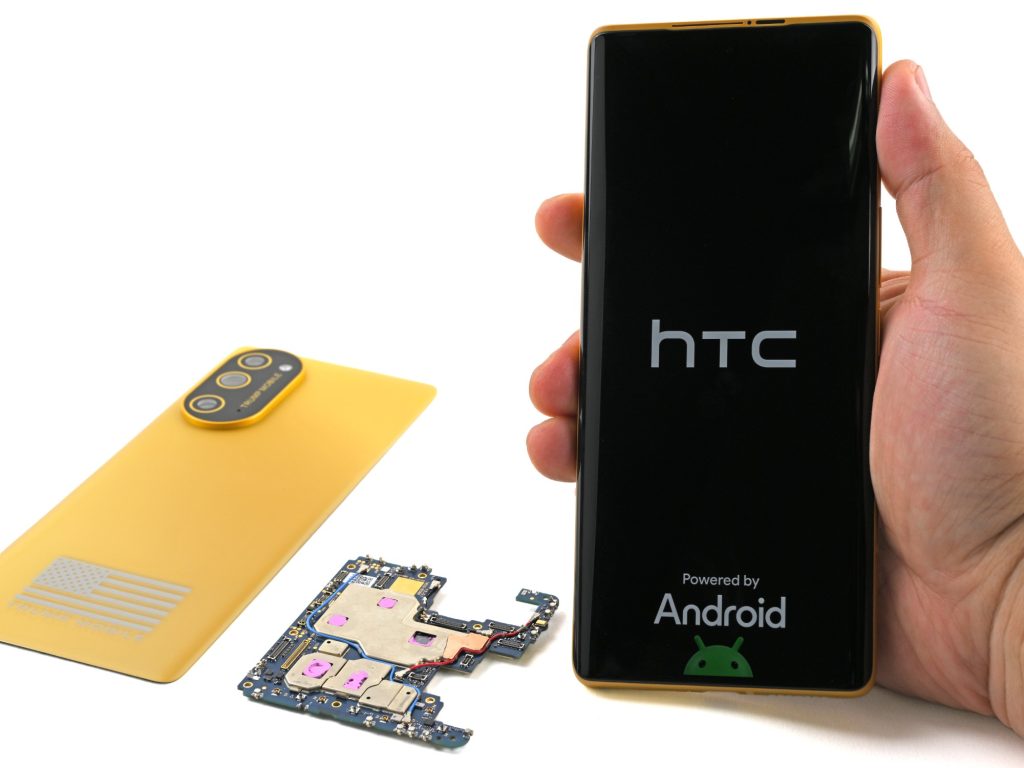 Trump Phone виявився китайським HTC U24 Pro, пофарбованим у золотий колір
