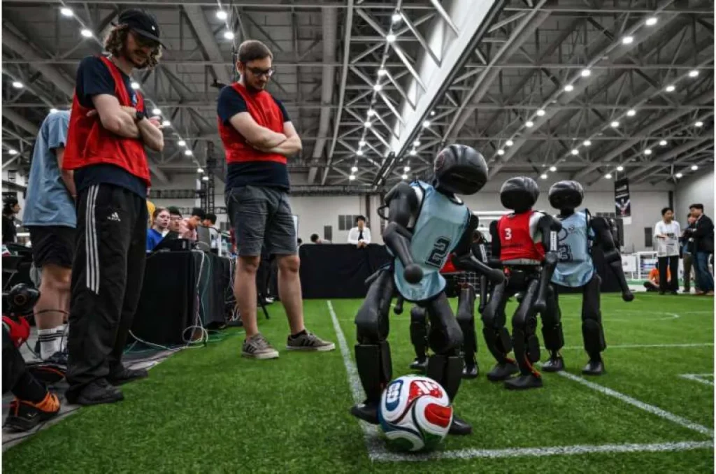 Футбольний матч на RoboCup 2026 (Фото: Techxplore)