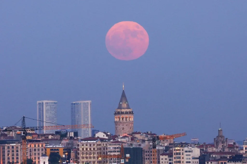 Повня над Галатською баштою, Стамбул (Фото: Reuters/Dilara Senkaya)