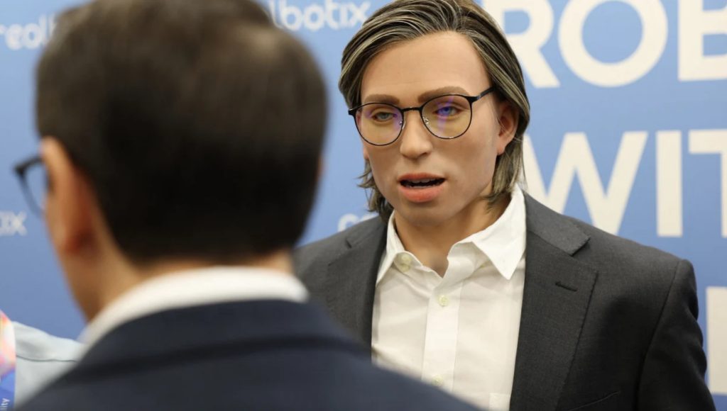 Школа в Нью-Йорку тестує людиноподібного робота-вчителя: наступний крок — роботи-репетитори